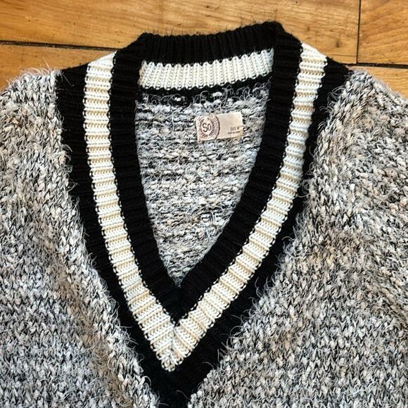 Bundle of 3 Women’s Size Medium Long Sleeve Sweaters - Picture 8 of 10